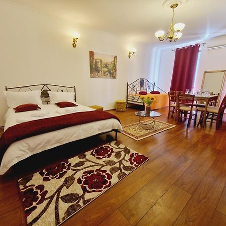 5* Royal House Near Unirii Square Villa คลูจ-นาโปกา ภายนอก รูปภาพ
